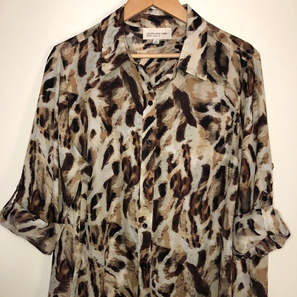 Jones New York Long Sleeve Button Down in 
Leopard